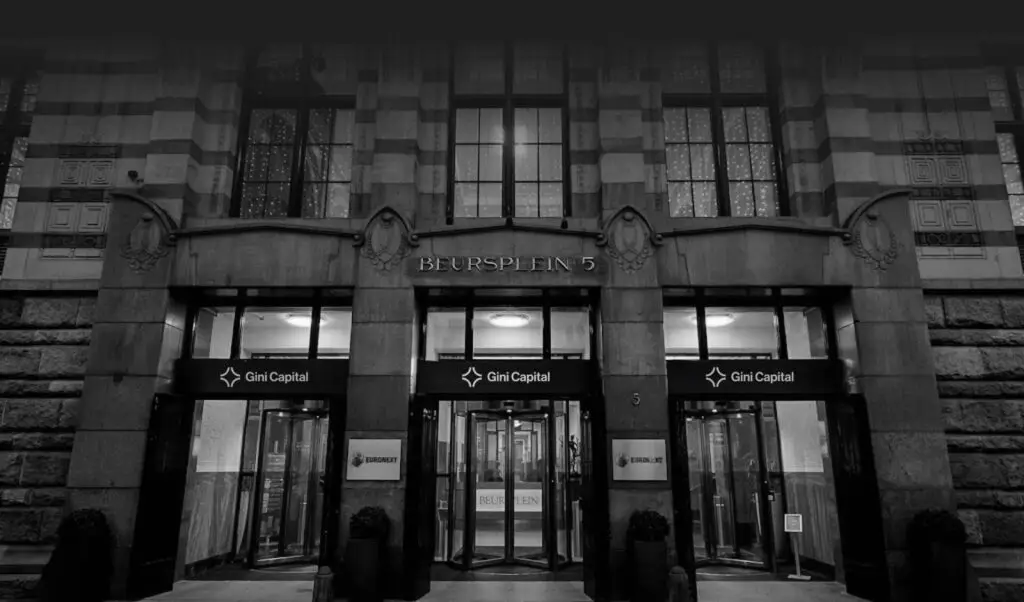 De entree van Beursplein 5 in zwart wit | Gini Core Fund